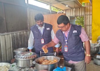 நெல்லை மாநகர நெடுஞ்சாலை பகுதியில் உள்ள ஓட்டலில் அதிரடி சோதனை  முதல் நாள் விற்பனையாகாத அதை சூடு படுத்தி விற்றது அம்பலம் தரமற்ற பரோட்டாக்கள் நூடுல்ஸ் பறிமுதல்