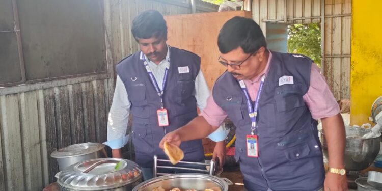 நெல்லை மாநகர நெடுஞ்சாலை பகுதியில் உள்ள ஓட்டலில் அதிரடி சோதனை  முதல் நாள் விற்பனையாகாத அதை சூடு படுத்தி விற்றது அம்பலம் தரமற்ற பரோட்டாக்கள் நூடுல்ஸ் பறிமுதல்