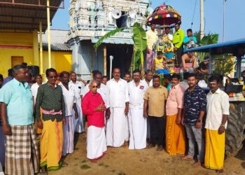 கோடியக்கரை மாரியம்மன் கோயிலில் புதிய அம்மன் சிலை வைக்க ஊர்வலமாக எடுத்து வரப்பட்டது.