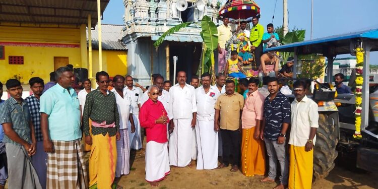 கோடியக்கரை மாரியம்மன் கோயிலில் புதிய அம்மன் சிலை வைக்க ஊர்வலமாக எடுத்து வரப்பட்டது.