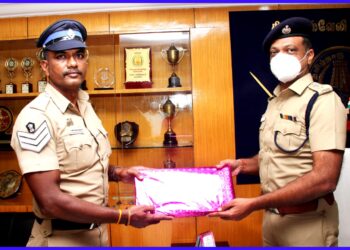 விடுப்பில் இருந்தாலும் கடமை தவறாது காவல் பணியாற்றிய காவலருக்கு திருநெல்வேலி மாவட்ட காவல் கண்காணிப்பாளர் பாராட்டு
