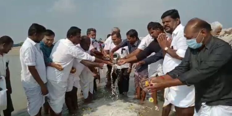 வேதாரண்யத்தை அருகே ஆறுகாட்டுத்துறையில் 17 ஆம் ஆண்டு சுனாமி தினம் அனுசரிப்பு