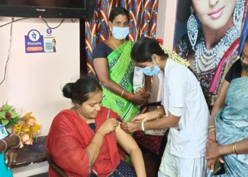 வேதாரண்யத்தில் வீடு வீடாகச் சென்று இலவச கொரனோ தடுப்பூசி