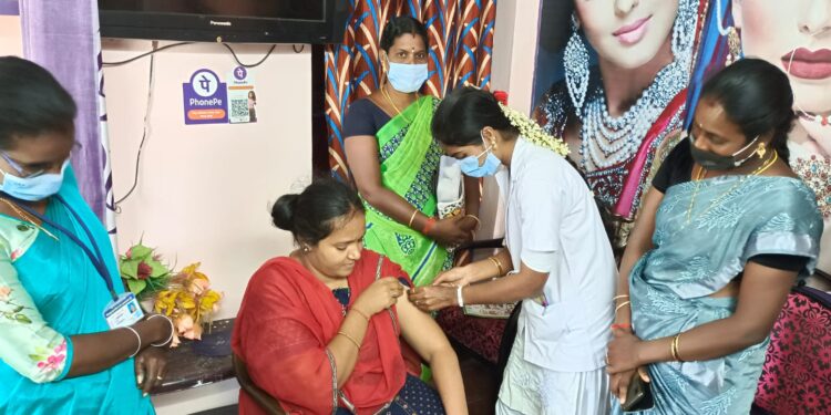 வேதாரண்யத்தில் வீடு வீடாகச் சென்று இலவச கொரனோ தடுப்பூசி