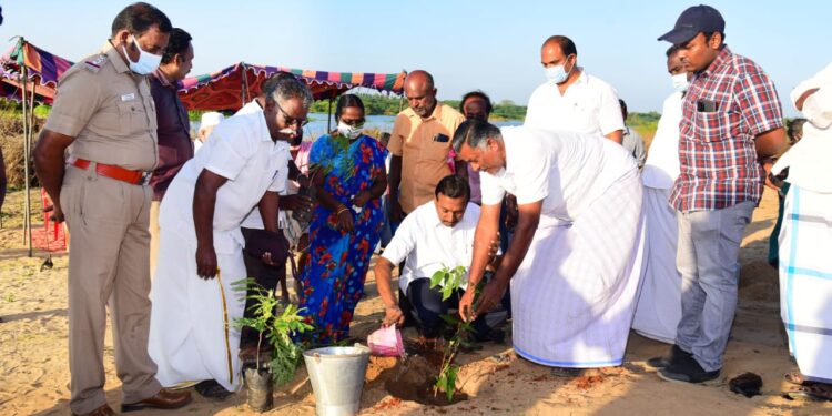 சேதுக்குவாய்த்தான் ஆற்றங்கரையோரம் ஆயிரம் மரக்கன்றுகள், இரண்டாயிரம் பனை விதைகள் நடும் விழா! நாலுமாவடி புதுவாழ்வு சங்கம் சார்பில் சகோதரர் மோகன் சி.லாசரஸ் தலைமையில் நடைபெற்றது.