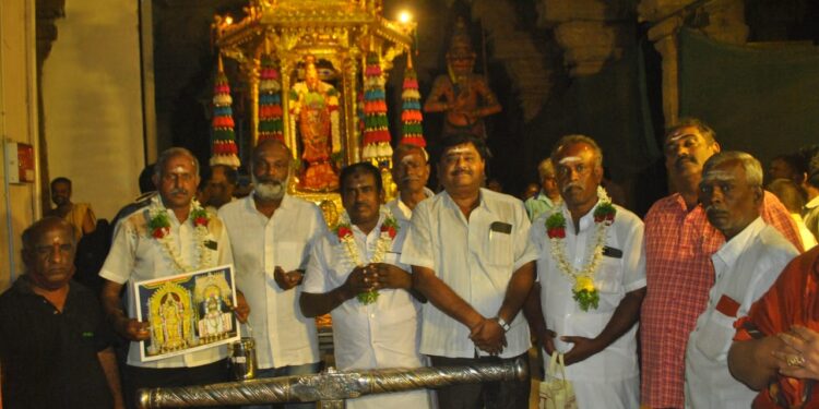 தமாகா தலைவர் ஜிகே வாசன் 57வது பிறந்த நாளையொட்டி நெல்லையப்பர் காந்திமதி அம்பாள் கோயிலில் தங்கத்தேர் இழுக்கப்பட்டு சாமி தரிசனம்