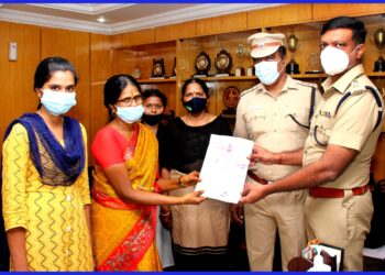 நெல்லை அருகே 6 லட்சம் மதிப்புள்ள நிலத்தை மீட்டு உரிமையாளரிடம் ஒப்படைப்பு போலீசாருக்கு எஸ்பி பாராட்டு