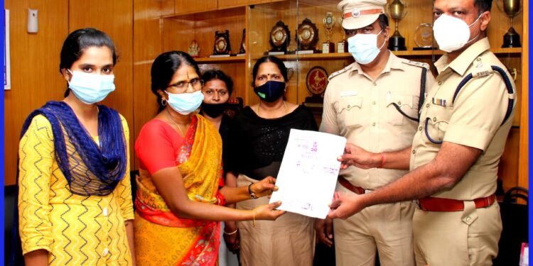 நெல்லை அருகே 6 லட்சம் மதிப்புள்ள நிலத்தை மீட்டு உரிமையாளரிடம் ஒப்படைப்பு போலீசாருக்கு எஸ்பி பாராட்டு