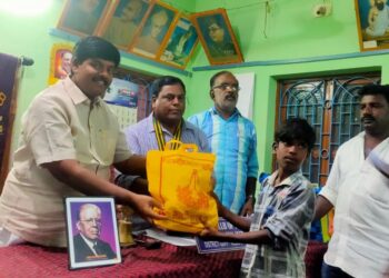 வேதாரணியம் லயன்ஸ் சங்கம், தீபம் சமுக நல அறக்கட்டளையும் இனைந்து, உறவுகள் அற்ற சின்னம் சிறார்களுக்கு புதிய உடைகள் வழங்கும் விழா