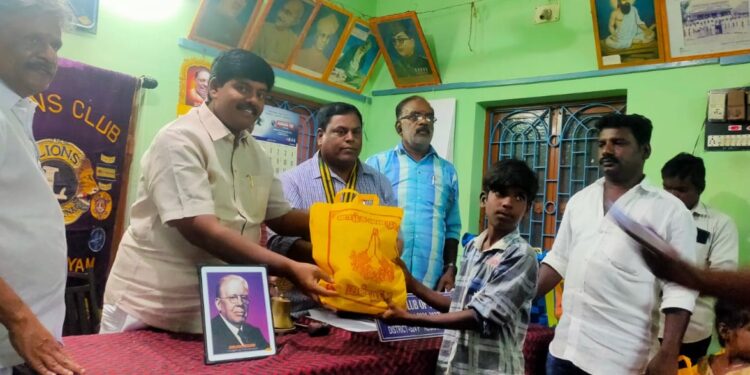 வேதாரணியம் லயன்ஸ் சங்கம், தீபம் சமுக நல அறக்கட்டளையும் இனைந்து, உறவுகள் அற்ற சின்னம் சிறார்களுக்கு புதிய உடைகள் வழங்கும் விழா