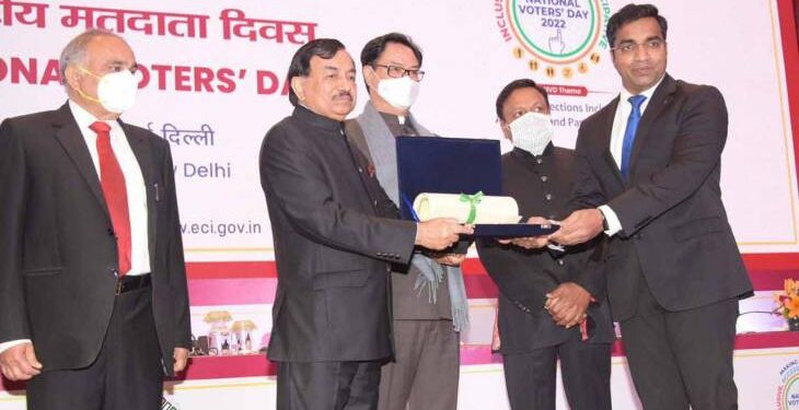 தூத்துக்குடி மாவட்ட ஆட்சியருக்கு தேர்தலில் சிறப்பான நடைமுறையை கொண்டு வந்தமைக்காக தேசிய விருது டெல்லியில் வழங்கப்பட்டது