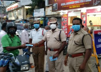 நெல்லையில் தமிழக அரசு காவல்துறை சுகாதாரத் துறை வருவாய் துறை ஆகிய துறைகள் சார்பில் பொதுமக்களுக்கு கொரோனா குறித்து விழிப்புணர்வு
