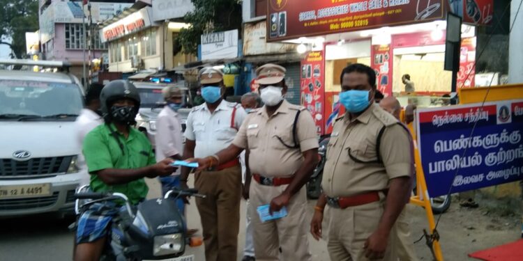 நெல்லையில் தமிழக அரசு காவல்துறை சுகாதாரத் துறை வருவாய் துறை ஆகிய துறைகள் சார்பில் பொதுமக்களுக்கு கொரோனா குறித்து விழிப்புணர்வு
