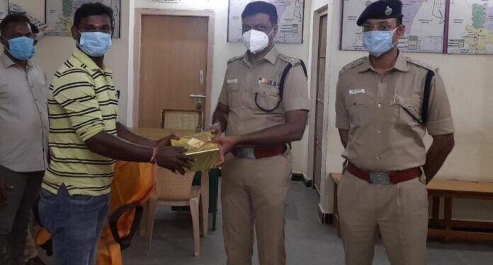 பல்வேறு வழக்குகளில் சிறப்பாக புலனாய்வு செய்து குற்றவாளிகளை கைது செய்ய உதவிய நாங்குநேரி உட்கோட்ட தனிப்படையினர் – திருநெல்வேலி மாவட்ட எஸ்பி பாராட்டு