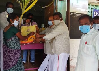 கோடிக்கரையில் பொங்கல் தொகுப்பு பொருட்களை ஊராட்சி தலைவர் வழங்கி தொடங்கி வைத்தார்