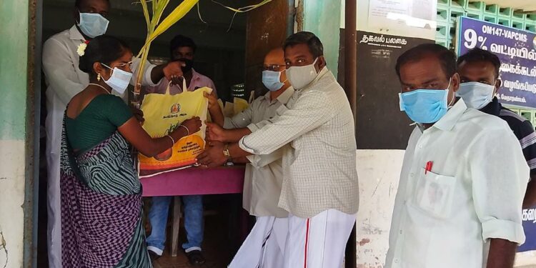 கோடிக்கரையில் பொங்கல் தொகுப்பு பொருட்களை ஊராட்சி தலைவர் வழங்கி தொடங்கி வைத்தார்