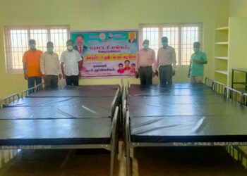 கோடிக்கரையில் பொங்கல் தொகுப்பு பொருட்களை ஊராட்சி தலைவர் வழங்கி தொடங்கி வைத்தார்