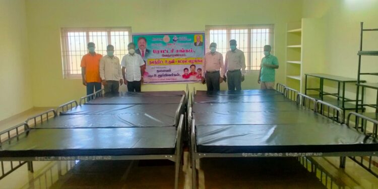 கோடிக்கரையில் பொங்கல் தொகுப்பு பொருட்களை ஊராட்சி தலைவர் வழங்கி தொடங்கி வைத்தார்