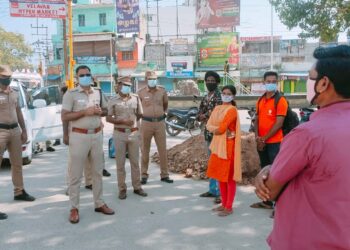 புதிய பேருந்து நிலையம் சிட்டி டவர் சந்திப்பு மற்றும் குரூஸ் பர்னாந்து சிலை சந்திப்பு பகுதிகளில் நடைபெறும் வாகன சோதனையை தூத்துக்குடி மாவட்ட காவல் கண்காணிப்பாளர் எஸ். ஜெயக்குமார் நேரில் சென்று ஆய்வு.*