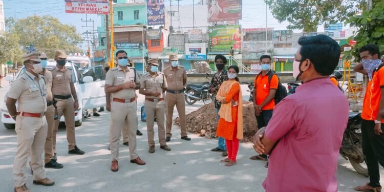 புதிய பேருந்து நிலையம் சிட்டி டவர் சந்திப்பு மற்றும் குரூஸ் பர்னாந்து சிலை சந்திப்பு பகுதிகளில் நடைபெறும் வாகன சோதனையை தூத்துக்குடி மாவட்ட காவல் கண்காணிப்பாளர் எஸ். ஜெயக்குமார் நேரில் சென்று ஆய்வு.*