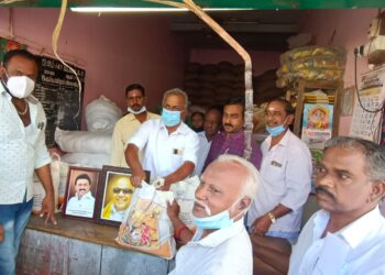 வேதாரண்யத்தில் பொங்கல் தொகுப்பு பொருட்களை தி.மு.க நகரச்செயலாளர் மா.மீ.புகழேந்தி வழங்கி தொடங்கி வைத்தார்.