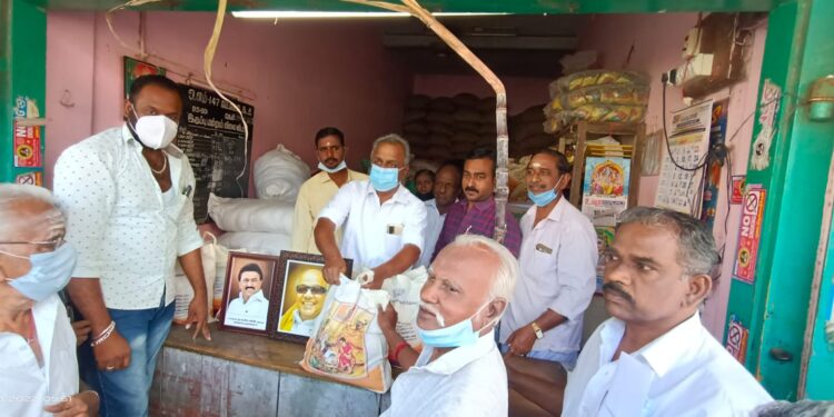 வேதாரண்யத்தில் பொங்கல் தொகுப்பு பொருட்களை தி.மு.க நகரச்செயலாளர் மா.மீ.புகழேந்தி வழங்கி தொடங்கி வைத்தார்.