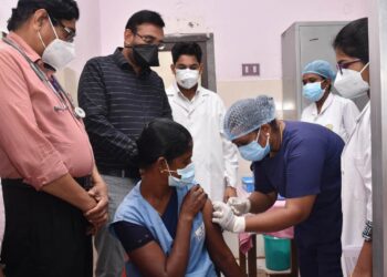 கொரோனா தடுப்பூசி போடும் திட்டம் – மாவட்ட ஆட்சியர் அருண்தம்புராஜ் துவக்கி வைத்தார்.