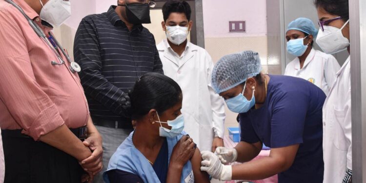 கொரோனா தடுப்பூசி போடும் திட்டம் – மாவட்ட ஆட்சியர் அருண்தம்புராஜ் துவக்கி வைத்தார்.