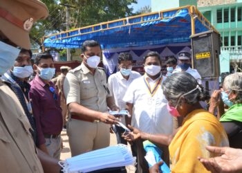 மதுரையில் கொரோனா விழிப்புணர்வு பிரச்சாரத்தில் ஈடுபட்டு வரும் மாவட்ட காவல்துறையினர்