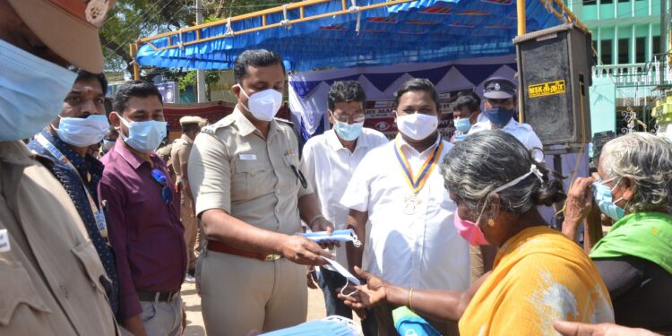 மதுரையில் கொரோனா விழிப்புணர்வு பிரச்சாரத்தில் ஈடுபட்டு வரும் மாவட்ட காவல்துறையினர்