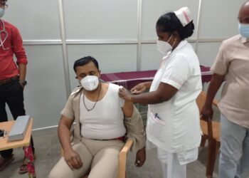 மதுரை அரசு மருத்துவமனையில் பூஸ்டர் ஊசி போட்டுக் கொண்ட மாவட்ட எஸ்.பி.