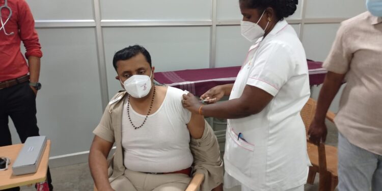 மதுரை அரசு மருத்துவமனையில் பூஸ்டர் ஊசி போட்டுக் கொண்ட மாவட்ட எஸ்.பி.