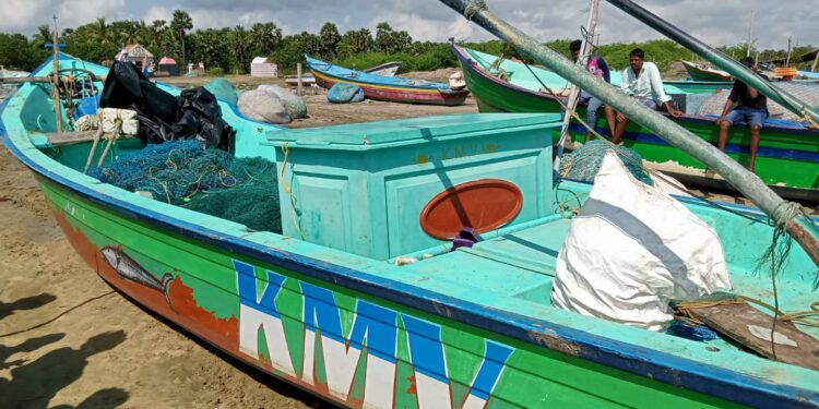 புஷ்பவனம் மீனவர்கள் மீது இலங்கை கடற் கொள்ளையர்கள் தாக்குதல் 