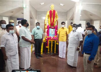 பென்னி குயிக்கின் 181வது பிறந் நாள் விழாவை முன்னிட்டு அவரது திருஉருவ சிலைக்கு அரசு சார்பில் மாலை அணிவித்து மரியாதை