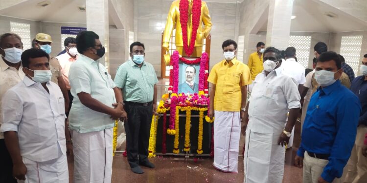 பென்னி குயிக்கின் 181வது பிறந் நாள் விழாவை முன்னிட்டு அவரது திருஉருவ சிலைக்கு அரசு சார்பில் மாலை அணிவித்து மரியாதை