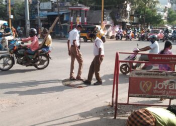 மதுரை தெற்கு வாசல் சந்திப்பில் இருந்த பள்ளத்தை போக்குவரத்து சார்பு ஆய்வாளர்கள் சரி செய்தனர்.