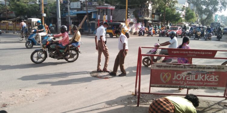 மதுரை தெற்கு வாசல் சந்திப்பில் இருந்த பள்ளத்தை போக்குவரத்து சார்பு ஆய்வாளர்கள் சரி செய்தனர்.