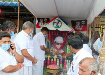 முன்னாள் முதல்வர் எம்ஜிஆர் 105 ஆவது பிறந்தநாள் விழா- வேதாரண்யத்தில் முன்னாள் அமைச்சர் ஓ. எஸ். மணியன் முன்னாள் முதல்வர் எம்.ஜி.ஆர் திருவுருவப் படத்திற்கு மாலையிட்டு மரியாதை.