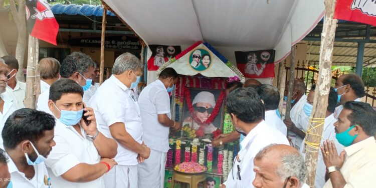 முன்னாள் முதல்வர் எம்ஜிஆர் 105 ஆவது பிறந்தநாள் விழா- வேதாரண்யத்தில் முன்னாள் அமைச்சர் ஓ. எஸ். மணியன் முன்னாள் முதல்வர் எம்.ஜி.ஆர் திருவுருவப் படத்திற்கு மாலையிட்டு மரியாதை.