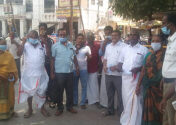 மதுரையில் கொரோனா விழிப்புணர்வு பிரச்சாரத்தில் ஈடுபட்ட போக்குவரத்து காவல் துறையினர்