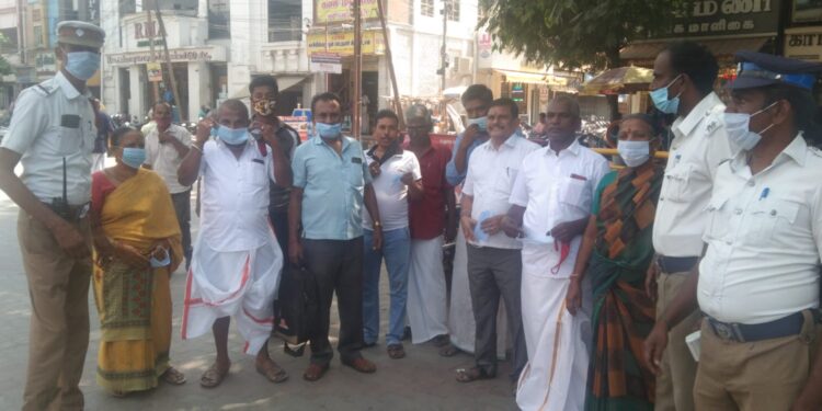 மதுரையில் கொரோனா விழிப்புணர்வு பிரச்சாரத்தில் ஈடுபட்ட போக்குவரத்து காவல் துறையினர்