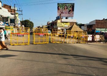 முழு ஊரடங்கால் கம்பம் நகரில் முக்கிய கடை வீதிகள் ஆள் நடமாட்டம் இன்றி வெறிச்சோடியது