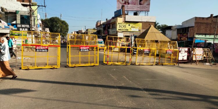 முழு ஊரடங்கால் கம்பம் நகரில் முக்கிய கடை வீதிகள் ஆள் நடமாட்டம் இன்றி வெறிச்சோடியது