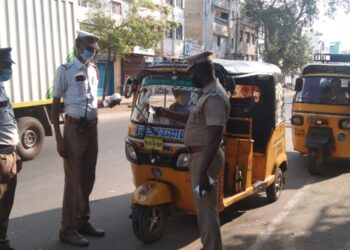 மதுரையில் போலீசார் தீவிர வாகன சோதனை