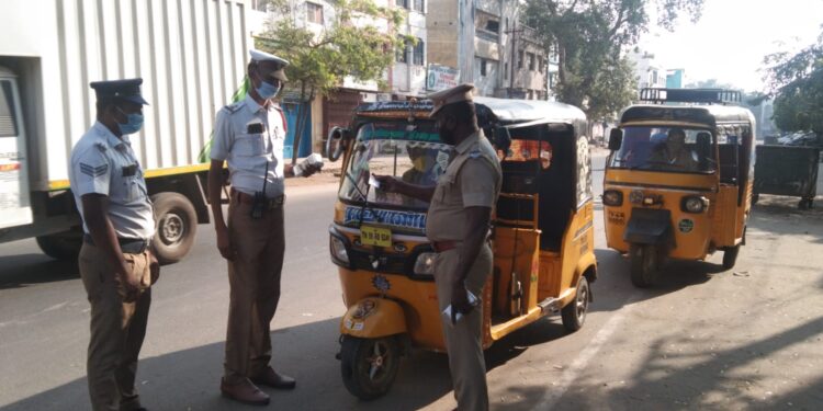 மதுரையில் போலீசார் தீவிர வாகன சோதனை
