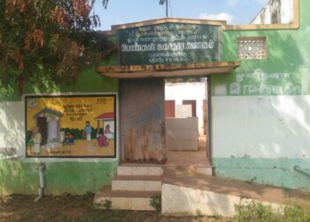 தேனி மாவட்டம் பூமலைகுண்டு ஊராட்சியில் பெண்கள் சுகாதார வளாகம் பயனற்ற நிலையில் பாம்புகளின் கூடாரமாக மாறிய அவலநிலை