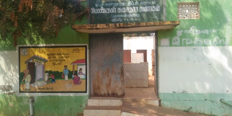 தேனி மாவட்டம் பூமலைகுண்டு ஊராட்சியில் பெண்கள் சுகாதார வளாகம் பயனற்ற நிலையில் பாம்புகளின் கூடாரமாக மாறிய அவலநிலை