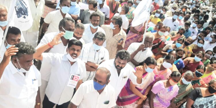 திருப்பூர் விசைத்தறி தொழிலாளர்களுக்கு கூலி உயர்வை அமல்படுத்தக்கோரி தொழிற்சங்கத்தினர் ஆர்ப்பாட்டம்