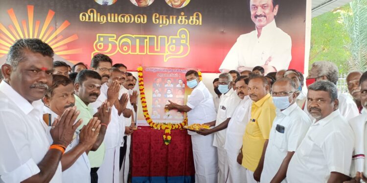மொழிப்போர் தியாகிகளின் திருவுருவ படத்திற்கு விளாத்திகுளம் எம்.எல்.ஏ G.V மார்கண்டேயன் மலர் தூவி மரியாதை