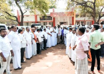 ஸ்டேஷனில் ரயில் நிற்காமல் செல்வதை கண்டித்து பொதுமக்களுடன் இணைந்து ஸ்ரீவைகுண்டம் எம்எல்ஏ ஊர்வசி எஸ். அமிர்தராஜ் கண்டன ஆர்ப்பாட்டம்